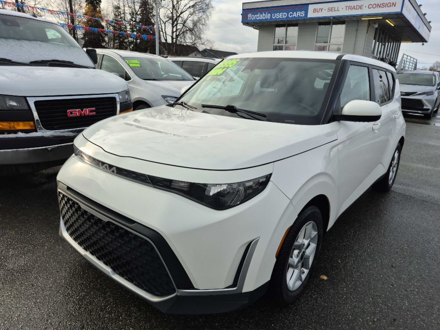 2024 WHITE KIA SOUL LX LX (KNDJ23AU6R7) with an 2.0L engine, Continuously Variable transmission, located at 929 East 8th Ave, Anchorage, AK, 99501, (907) 274-2277, 61.214783, -149.866074- Photo#0
