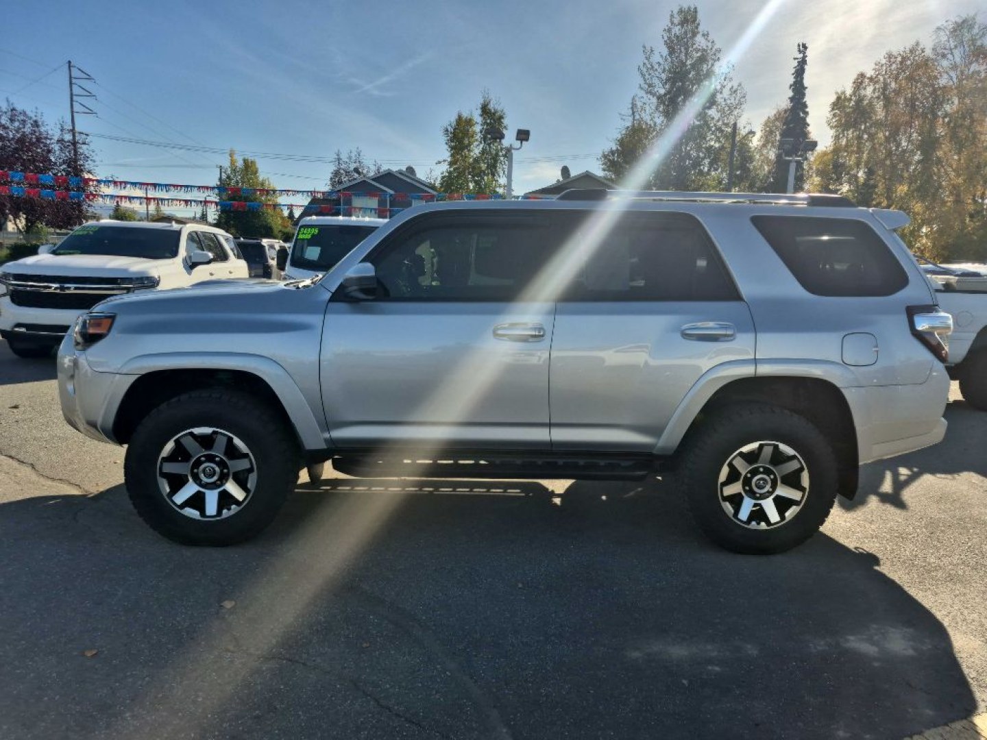2018 SILVER TOYOTA 4RUNNER SR5/SR5 PREMIUM (JTEBU5JR3J5) with an 4.0L engine, Automatic transmission, located at 929 East 8th Ave, Anchorage, AK, 99501, (907) 274-2277, 61.214783, -149.866074- Photo#1