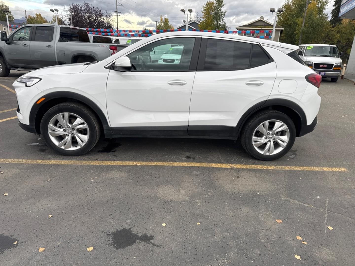 2025 WHITE BUICK ENCORE GX PREFERRED (KL4AMCSLXSB) with an 1.3L engine, Automatic transmission, located at 929 East 8th Ave, Anchorage, AK, 99501, (907) 274-2277, 61.214783, -149.866074- Photo#1