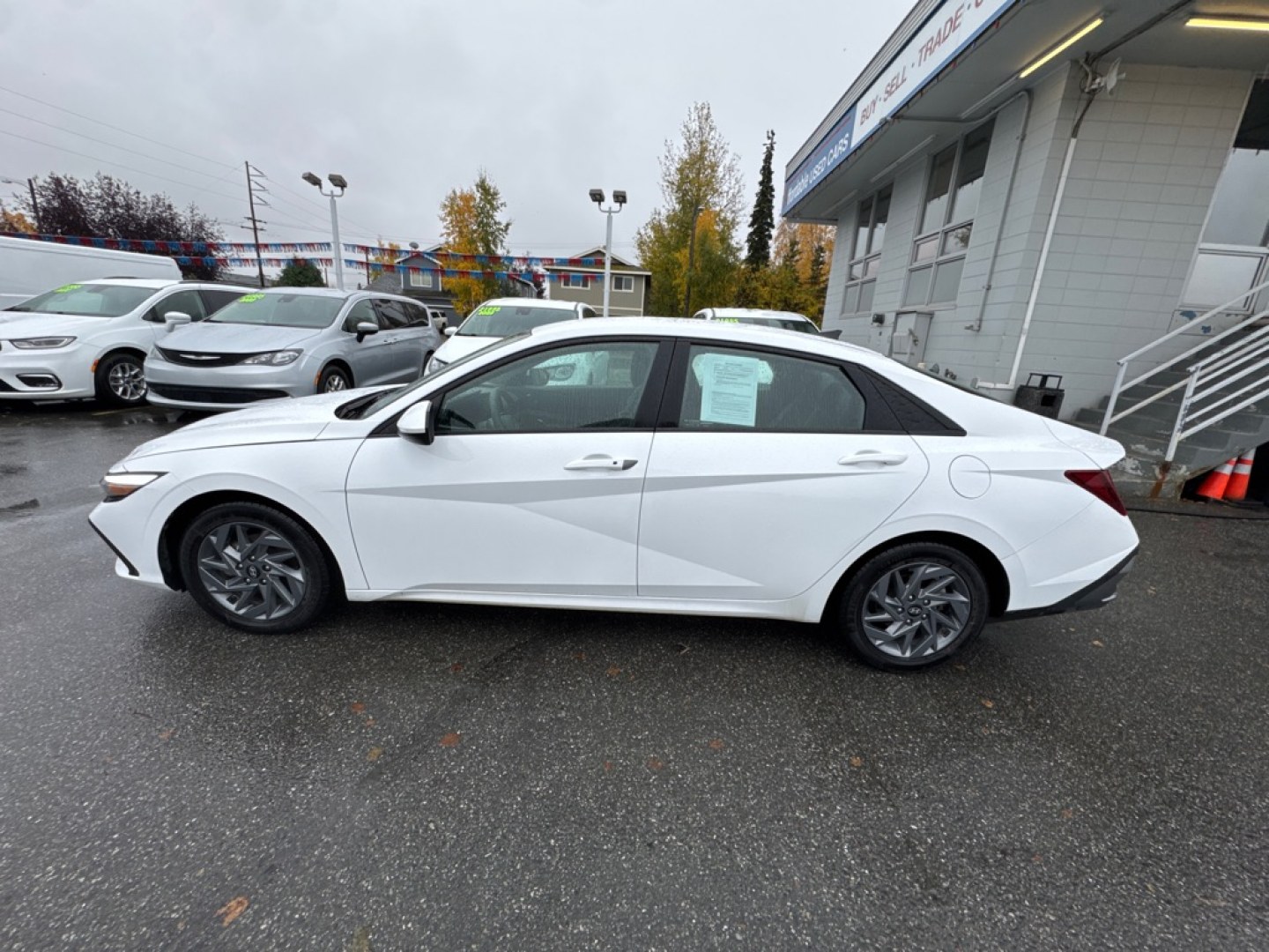 2024 WHITE HYUNDAI ELANTRA SEL SEL (KMHLM4DG1RU) with an 2.0L engine, Continuously Variable transmission, located at 929 East 8th Ave, Anchorage, AK, 99501, (907) 274-2277, 61.214783, -149.866074- Photo#1