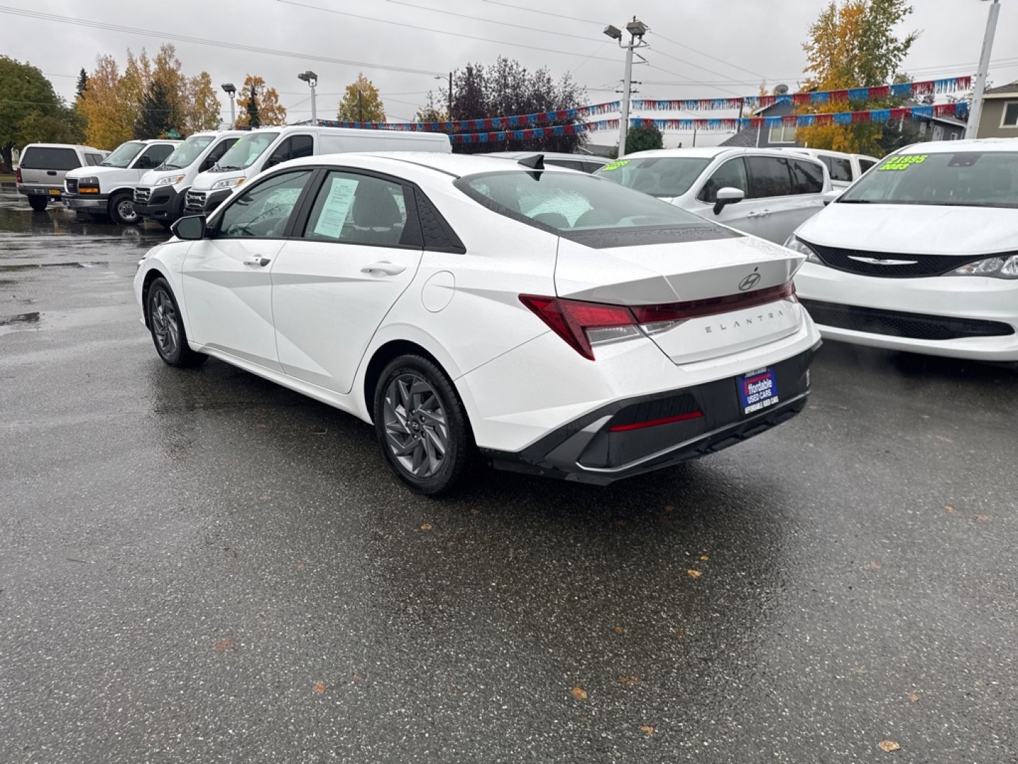 2024 WHITE HYUNDAI ELANTRA SEL SEL (KMHLM4DG1RU) with an 2.0L engine, Continuously Variable transmission, located at 929 East 8th Ave, Anchorage, AK, 99501, (907) 274-2277, 61.214783, -149.866074- Photo#4