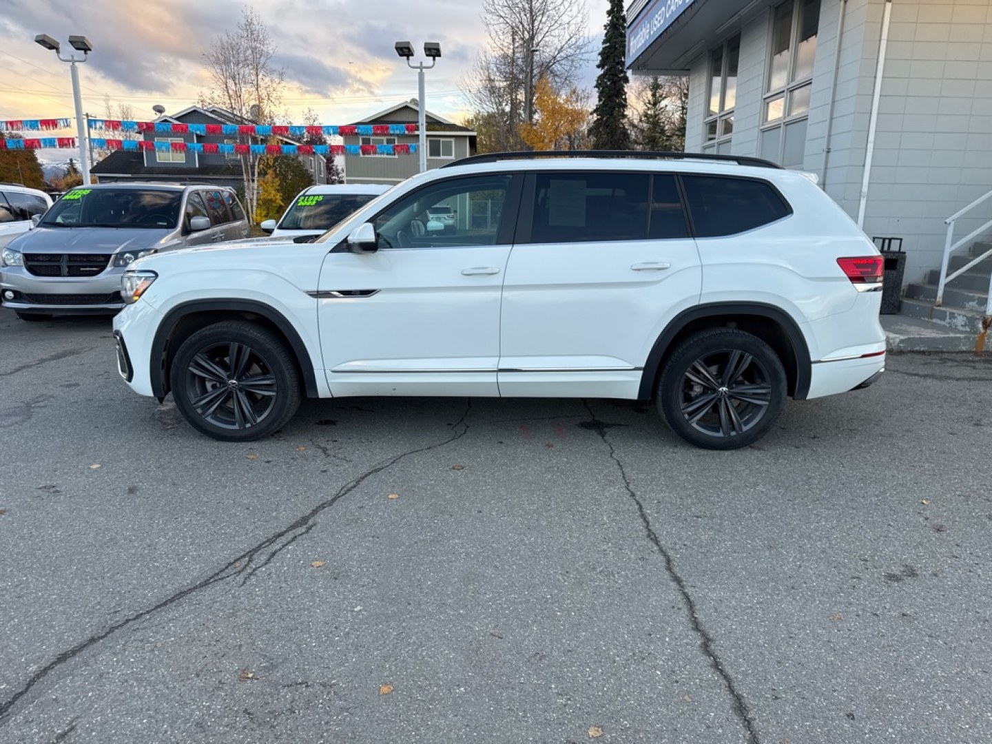 2021 WHITE VOLKSWAGEN ATLAS SE (1V2RR2CA6MC) with an 3.6L engine, Automatic transmission, located at 929 East 8th Ave, Anchorage, AK, 99501, (907) 274-2277, 61.214783, -149.866074- Photo#1