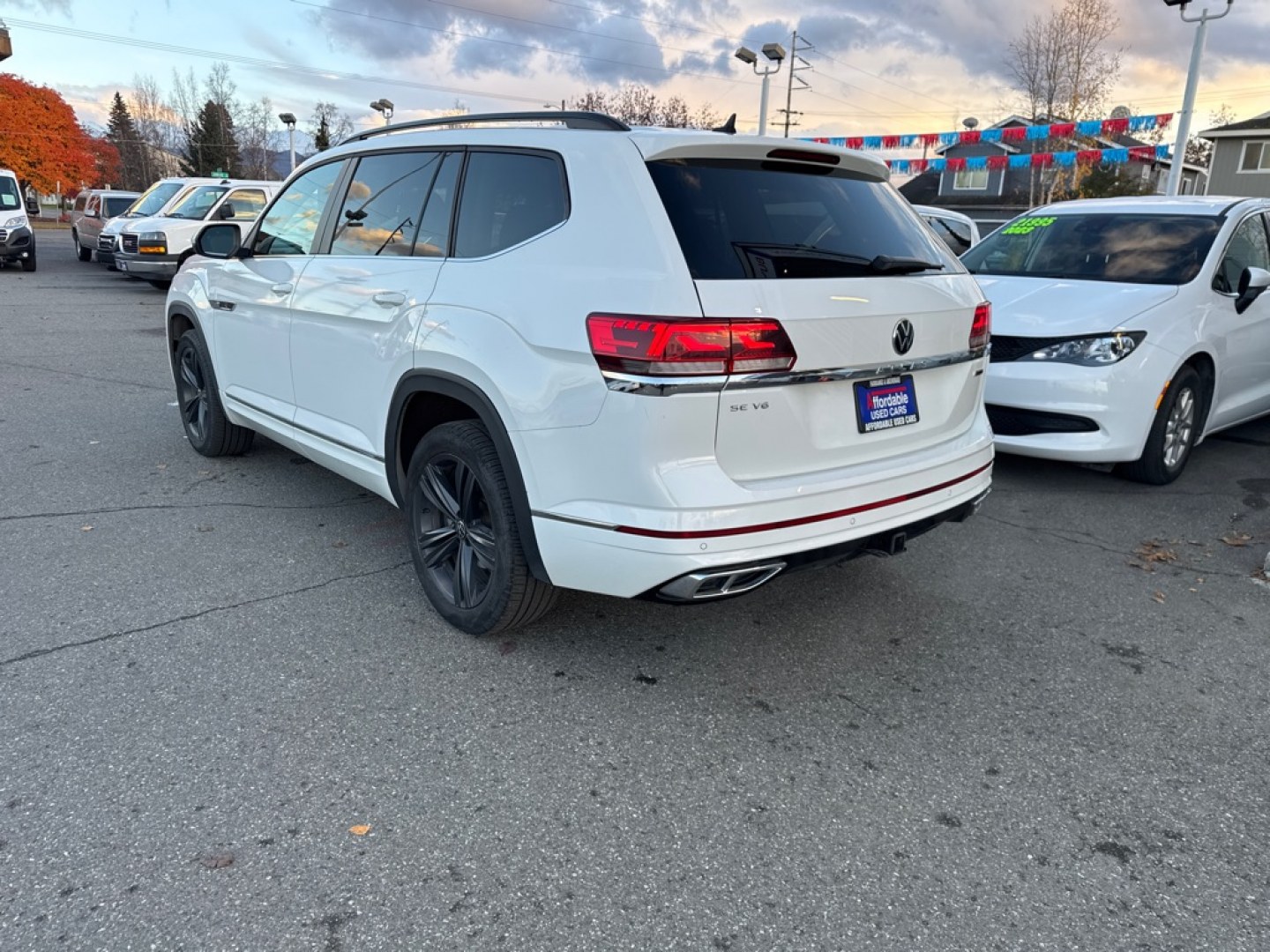 2021 WHITE VOLKSWAGEN ATLAS SE (1V2RR2CA6MC) with an 3.6L engine, Automatic transmission, located at 929 East 8th Ave, Anchorage, AK, 99501, (907) 274-2277, 61.214783, -149.866074- Photo#2