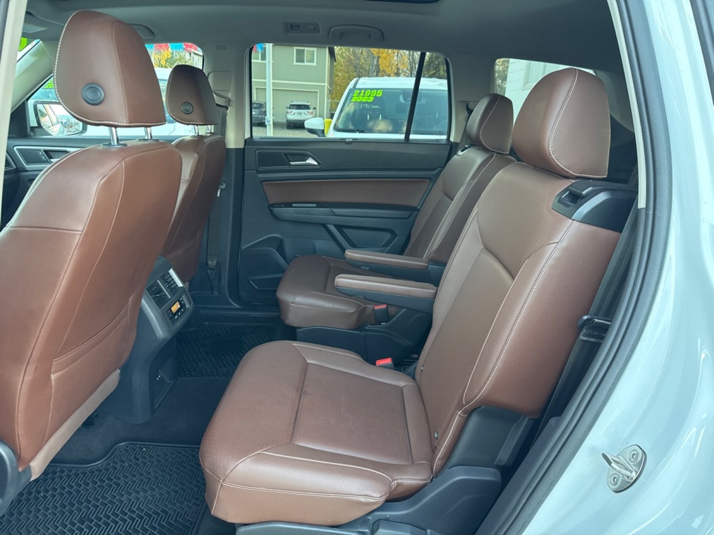 2021 WHITE VOLKSWAGEN ATLAS SE (1V2RR2CA6MC) with an 3.6L engine, Automatic transmission, located at 929 East 8th Ave, Anchorage, AK, 99501, (907) 274-2277, 61.214783, -149.866074- Photo#3