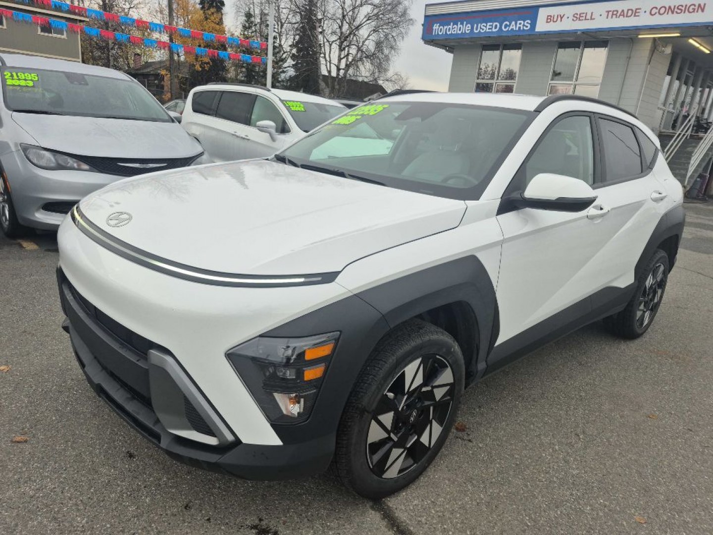 2025 WHITE HYUNDAI KONA SEL SEL (KM8HBCAB8SU) with an 2.0L engine, Continuously Variable transmission, located at 929 East 8th Ave, Anchorage, AK, 99501, (907) 274-2277, 61.214783, -149.866074- Photo#0