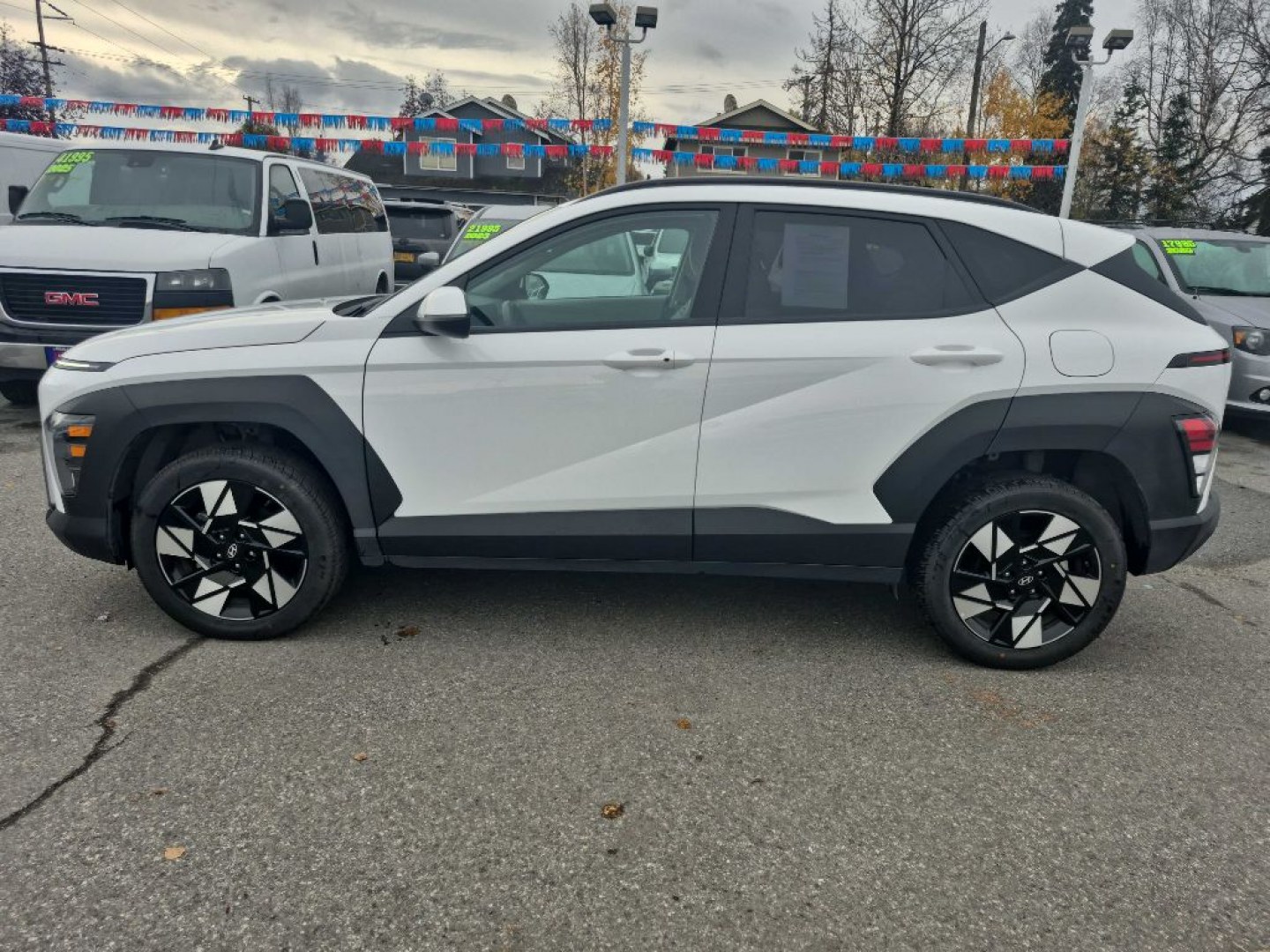 2025 WHITE HYUNDAI KONA SEL SEL (KM8HBCAB8SU) with an 2.0L engine, Continuously Variable transmission, located at 929 East 8th Ave, Anchorage, AK, 99501, (907) 274-2277, 61.214783, -149.866074- Photo#1