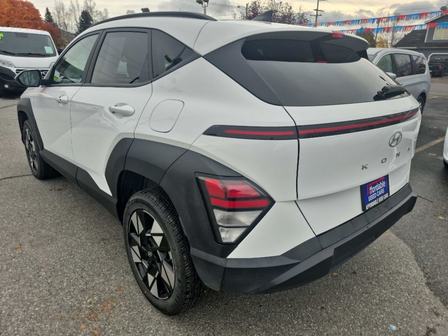2025 WHITE HYUNDAI KONA SEL SEL (KM8HBCAB8SU) with an 2.0L engine, Continuously Variable transmission, located at 929 East 8th Ave, Anchorage, AK, 99501, (907) 274-2277, 61.214783, -149.866074- Photo#2