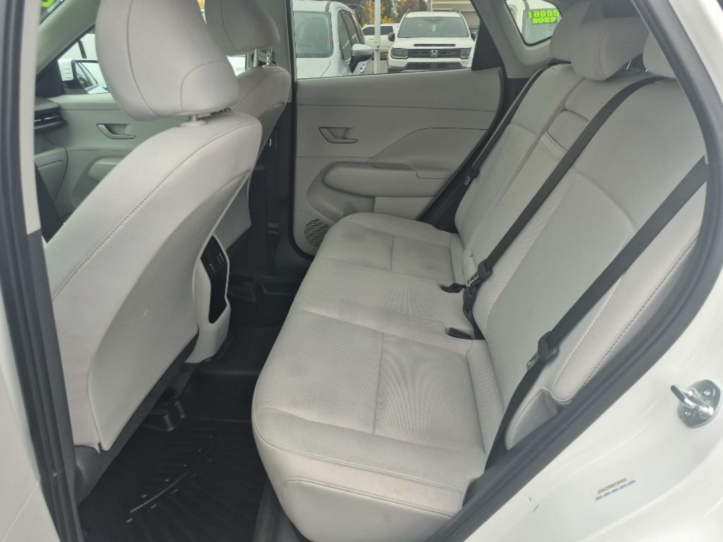 2025 WHITE HYUNDAI KONA SEL SEL (KM8HBCAB8SU) with an 2.0L engine, Continuously Variable transmission, located at 929 East 8th Ave, Anchorage, AK, 99501, (907) 274-2277, 61.214783, -149.866074- Photo#3