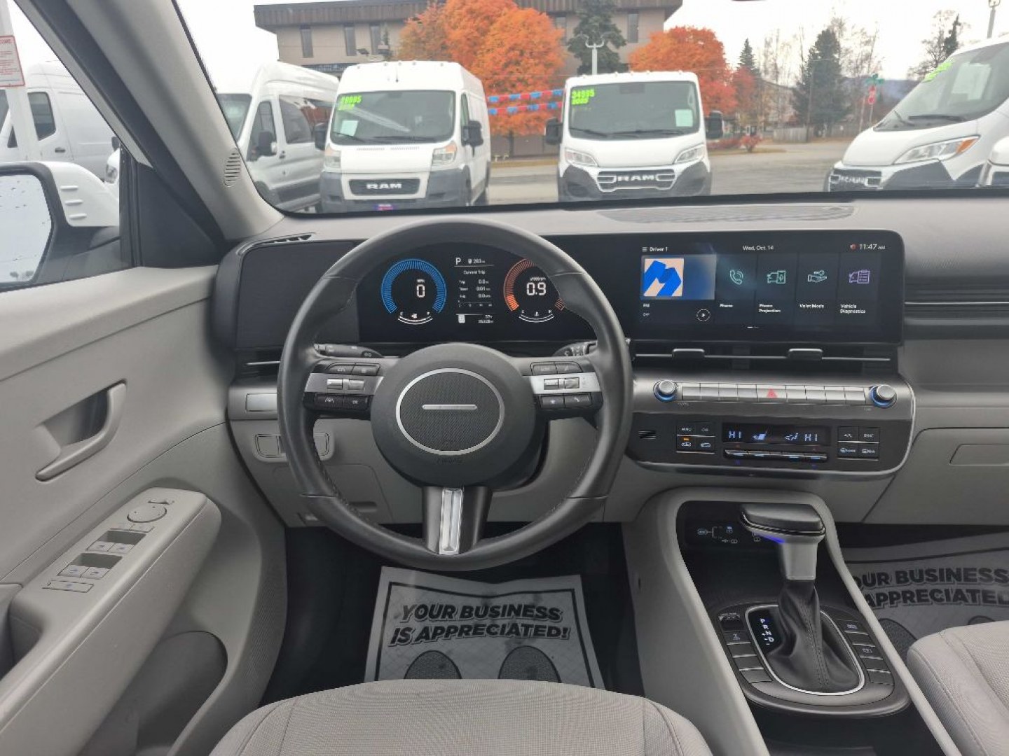 2025 WHITE HYUNDAI KONA SEL SEL (KM8HBCAB8SU) with an 2.0L engine, Continuously Variable transmission, located at 929 East 8th Ave, Anchorage, AK, 99501, (907) 274-2277, 61.214783, -149.866074- Photo#4