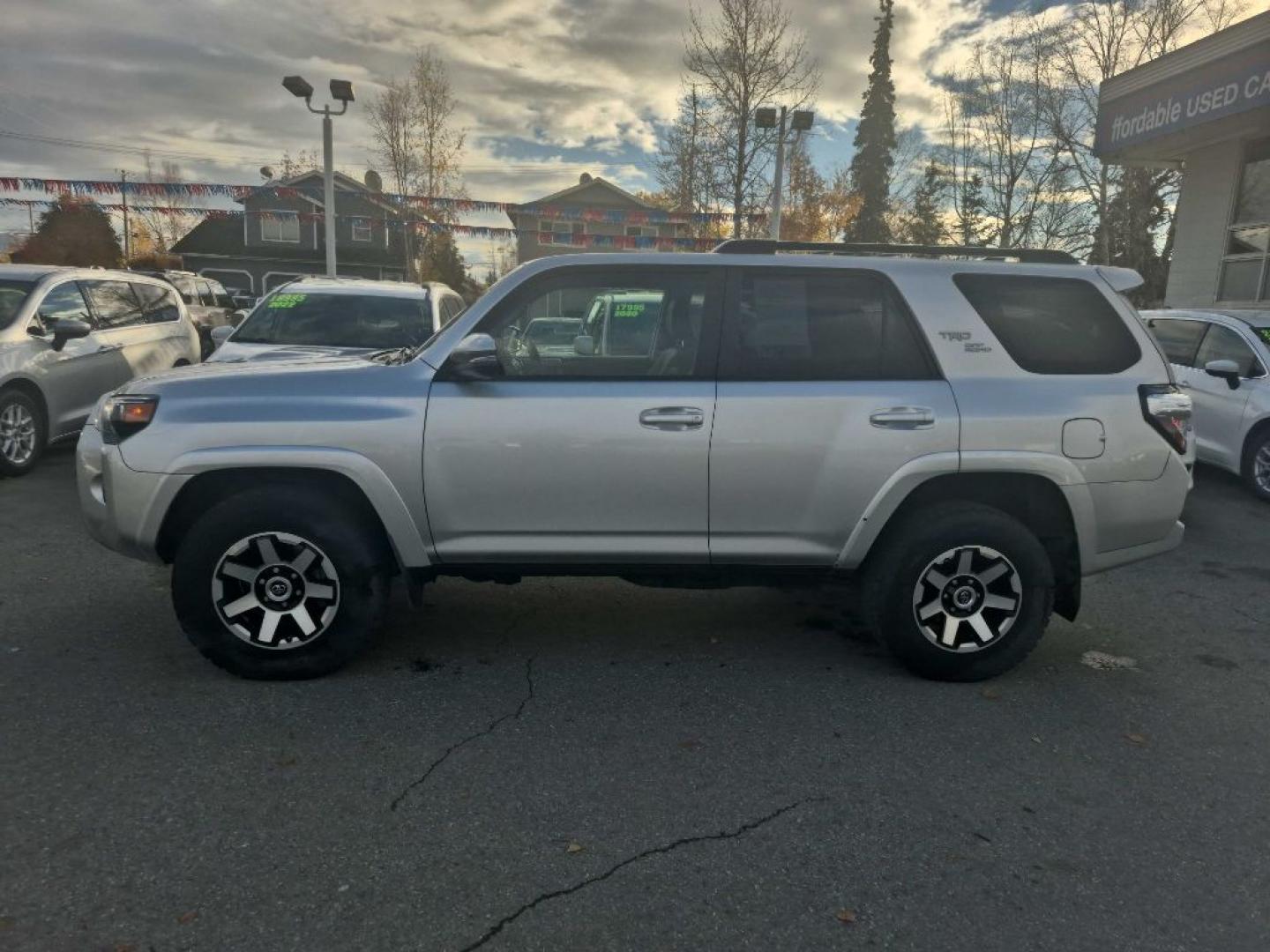 2019 SILVER TOYOTA 4RUNNER SR5/SR5 PREMIUM (JTEBU5JR4K5) with an 4.0L engine, Automatic transmission, located at 929 East 8th Ave, Anchorage, AK, 99501, (907) 274-2277, 61.214783, -149.866074- Photo#1