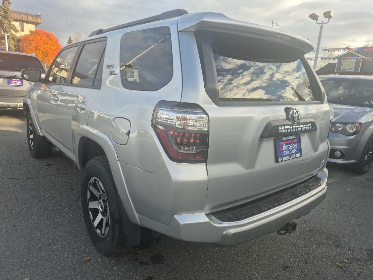 2019 SILVER TOYOTA 4RUNNER SR5/SR5 PREMIUM (JTEBU5JR4K5) with an 4.0L engine, Automatic transmission, located at 929 East 8th Ave, Anchorage, AK, 99501, (907) 274-2277, 61.214783, -149.866074- Photo#2