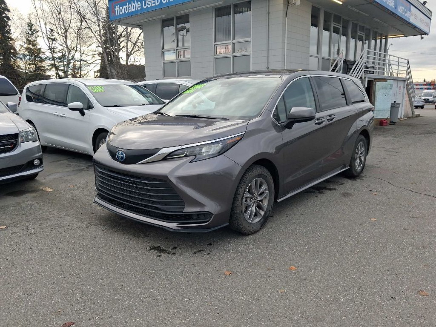 2024 GRAY TOYOTA SIENNA LE LE (5TDKRKEC1RS) with an 2.5L engine, Continuously Variable transmission, located at 929 East 8th Ave, Anchorage, AK, 99501, (907) 274-2277, 61.214783, -149.866074- Photo#2