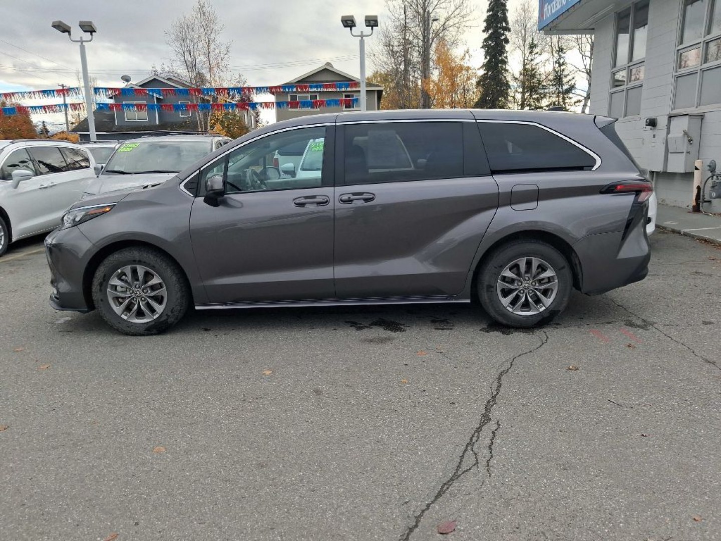 2024 GRAY TOYOTA SIENNA LE LE (5TDKRKEC1RS) with an 2.5L engine, Continuously Variable transmission, located at 929 East 8th Ave, Anchorage, AK, 99501, (907) 274-2277, 61.214783, -149.866074- Photo#3