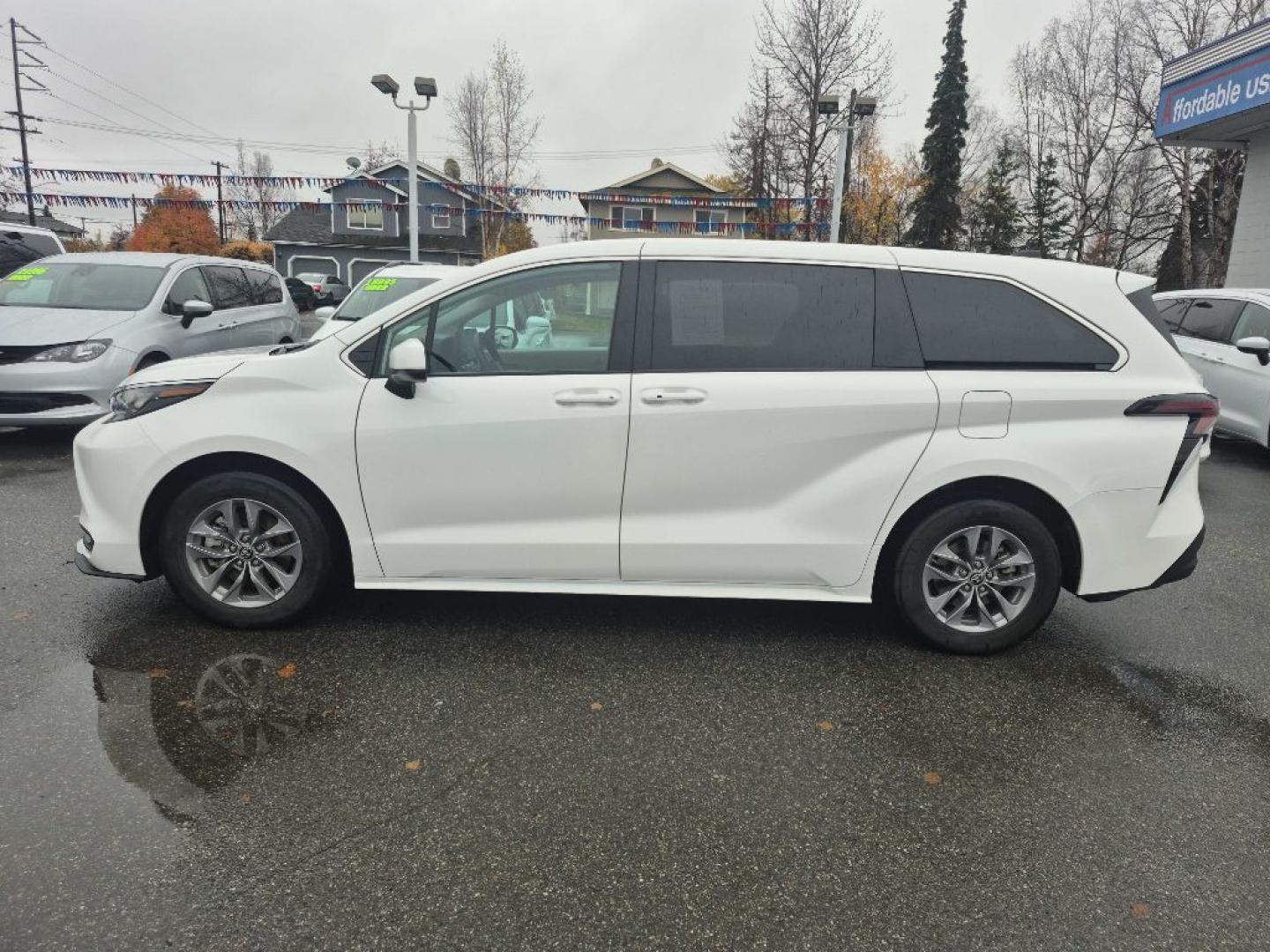 2024 WHITE TOYOTA SIENNA LE LE (5TDKRKEC6RS) with an 2.5L engine, Continuously Variable transmission, located at 929 East 8th Ave, Anchorage, AK, 99501, (907) 274-2277, 61.214783, -149.866074- Photo#1