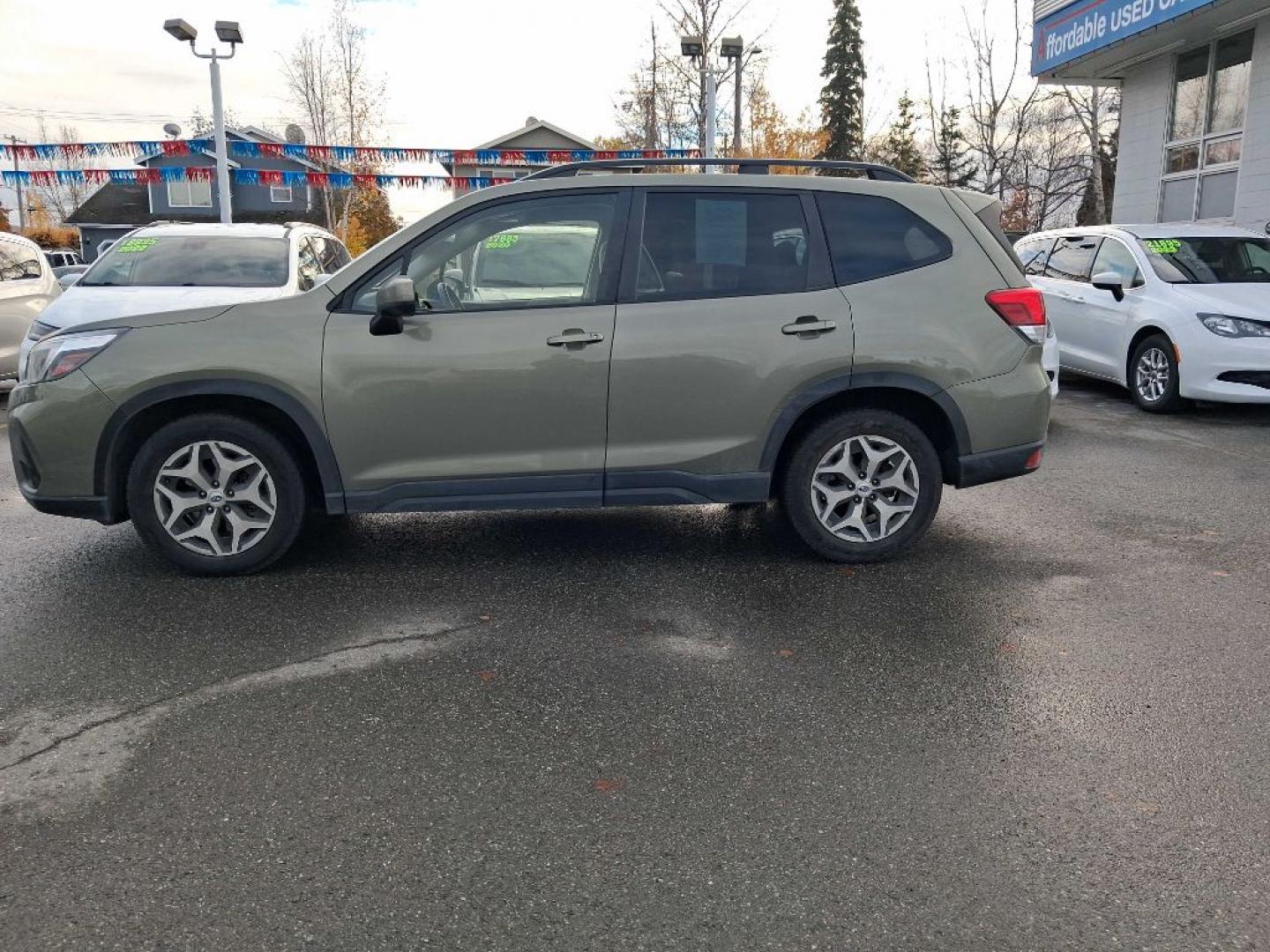 2021 GREEN SUBARU FORESTER PREMIUM (JF2SKAFC5MH) with an 2.5L engine, Automatic transmission, located at 929 East 8th Ave, Anchorage, AK, 99501, (907) 274-2277, 61.214783, -149.866074- Photo#4