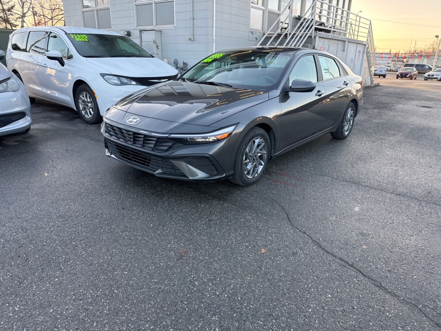 2024 GRAY HYUNDAI ELANTRA SEL SEL (KMHLM4DG9RU) with an 2.0L engine, Continuously Variable transmission, located at 929 East 8th Ave, Anchorage, AK, 99501, (907) 274-2277, 61.214783, -149.866074- Photo#0